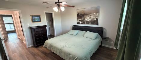 مكتب وواي فاي مجانًا وملاءات أسرّة