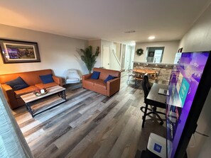 Smart TV - 7 Beds/2 Bedroom/Outdoor Patio-Newly renovated City Centre/Energy Corridor (Houston)
