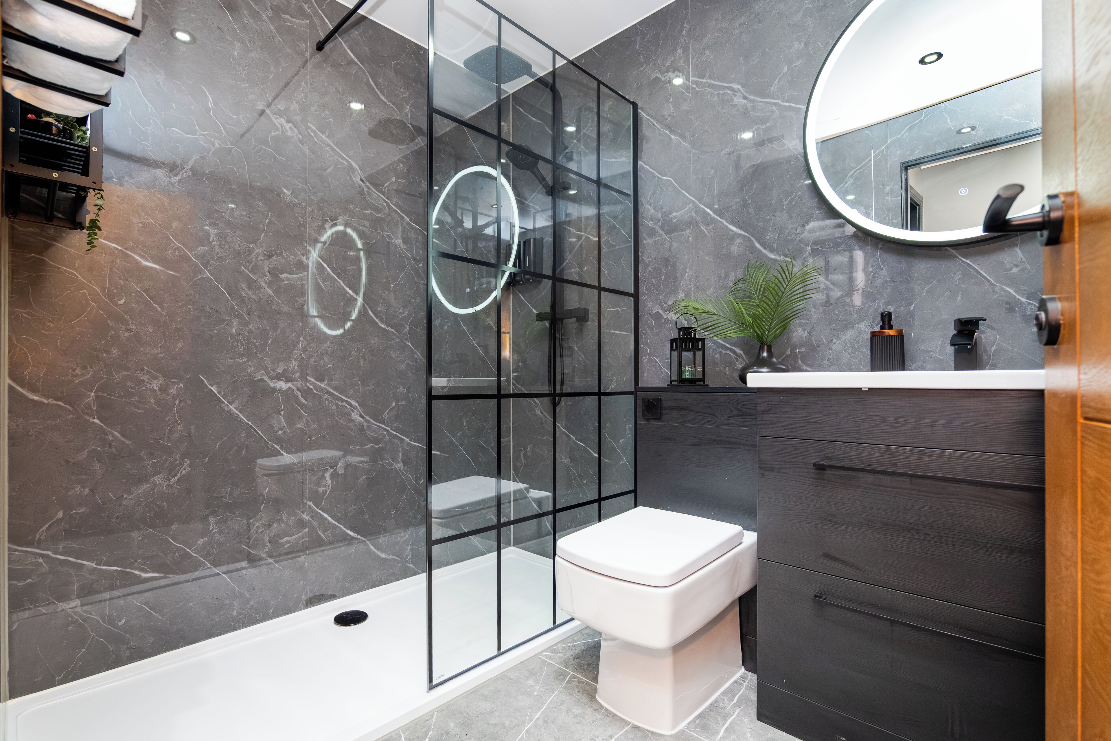 Een douche, een haardroger, handdoeken, zeep
