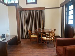 Family Suite, Balcony, City View | Makan dalam bilik