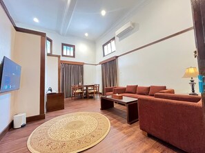 Family Suite, Balcony, City View | Living area - Hotel Butik Sawunggaling (Bandung)