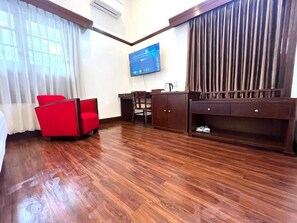 Business Suite, 1 King Bed, Non Smoking, City View | Desk, laptop workspace, iron/ironing board, free WiFi - Hotel Butik Sawunggaling (Bandung)
