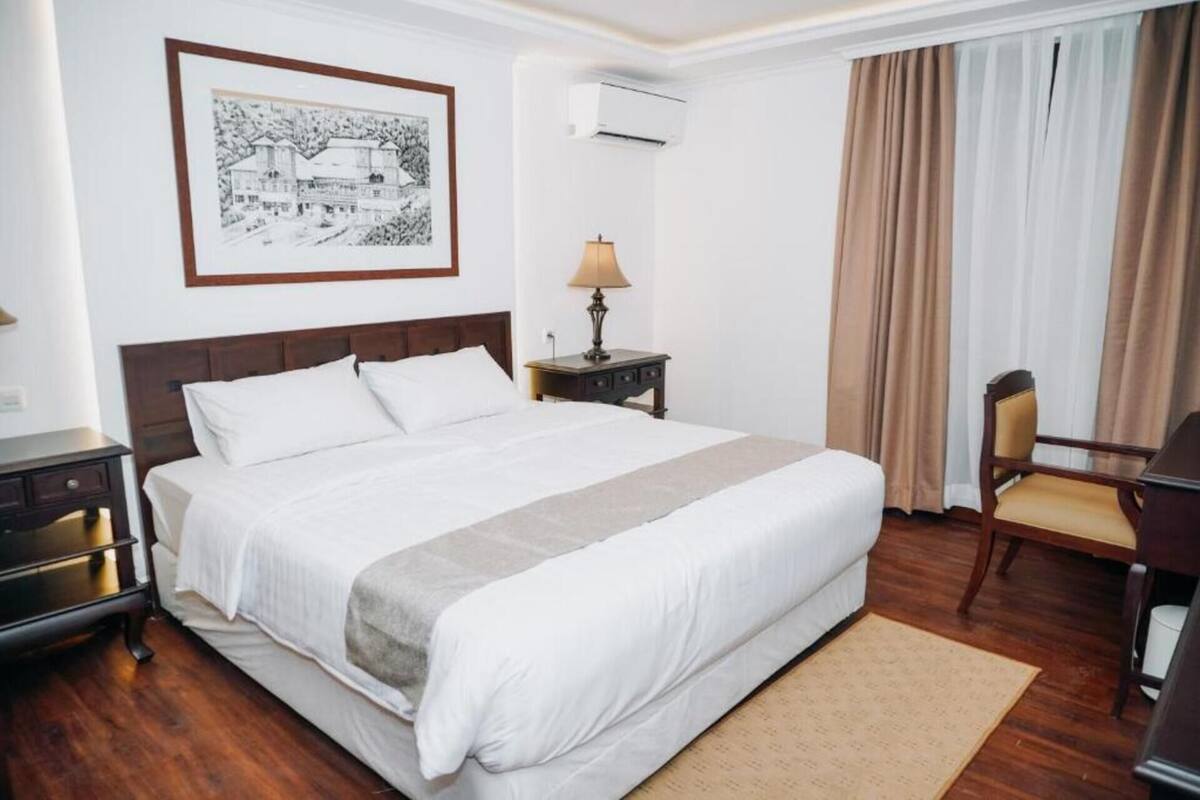 Deluxe tweepersoonskamer, 1 kingsize bed, niet-roken, uitzicht op de stad | Een bureau, een laptopwerkplek, een strijkplank/strijkijzer, gratis wifi
