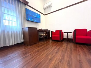 Business Suite, 1 King Bed, Non Smoking, City View | Desk, laptop workspace, iron/ironing board, free WiFi - Hotel Butik Sawunggaling (Bandung)