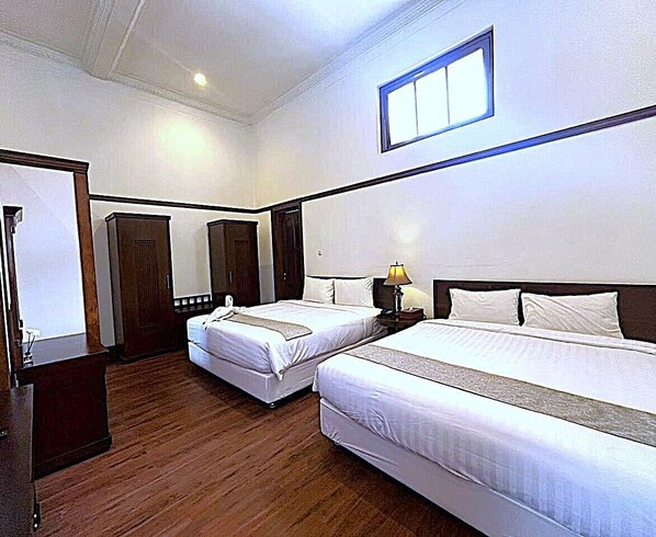 Family Suite, Balcony, City View | Desk, laptop workspace, iron/ironing board, free WiFi - Hotel Butik Sawunggaling (Bandung)