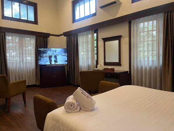 Executive Suite, Balcony, City View | Desk, laptop workspace, iron/ironing board, free WiFi - Hotel Butik Sawunggaling (Bandung Wetan)