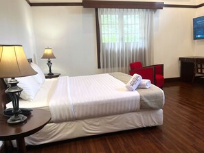 Business Suite, 1 King Bed, Non Smoking, City View | Desk, laptop workspace, iron/ironing board, free WiFi - Hotel Butik Sawunggaling (Bandung)