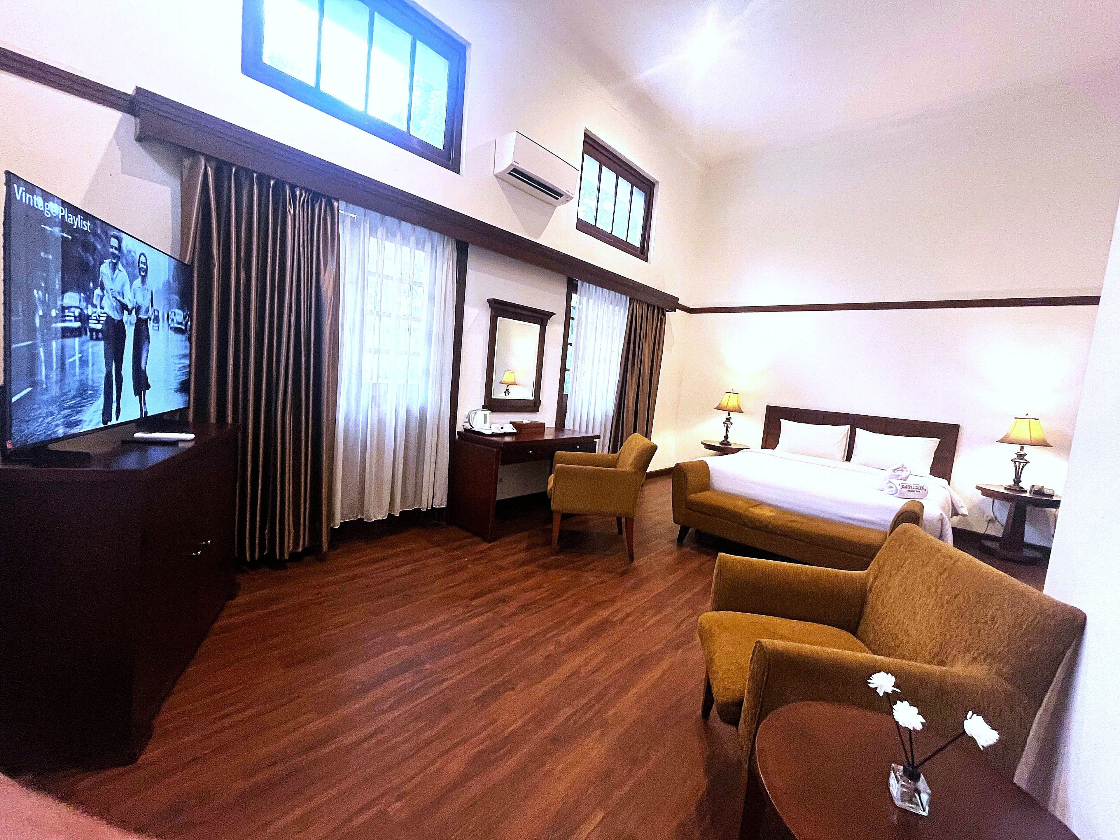 Executive Suite, Balcony, City View | Desk, laptop workspace, iron/ironing board, free WiFi