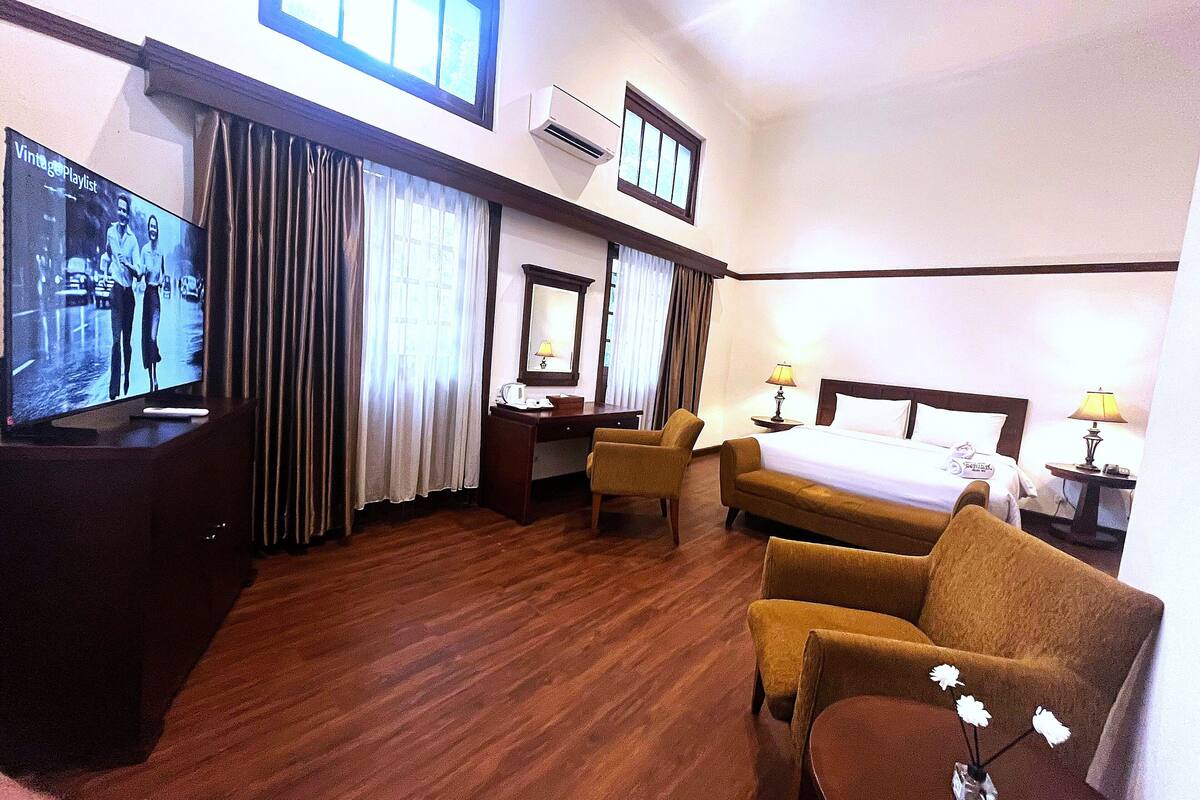 Executive Suite, Balcony, City View | Desk, laptop workspace, iron/ironing board, free WiFi