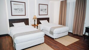 Deluxe Twin kamer, 2 eenpersoonsbedden, niet-roken, uitzicht op de stad | Een bureau, een laptopwerkplek, een strijkplank/strijkijzer, gratis wifi
