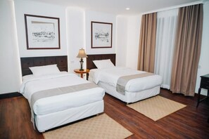 Deluxe Twin Room, 2 Katil Bujang (Single), Non Smoking, City View | Meja, ruang kerja komputer riba, seterika/papan seterika, Wi-fi percuma 