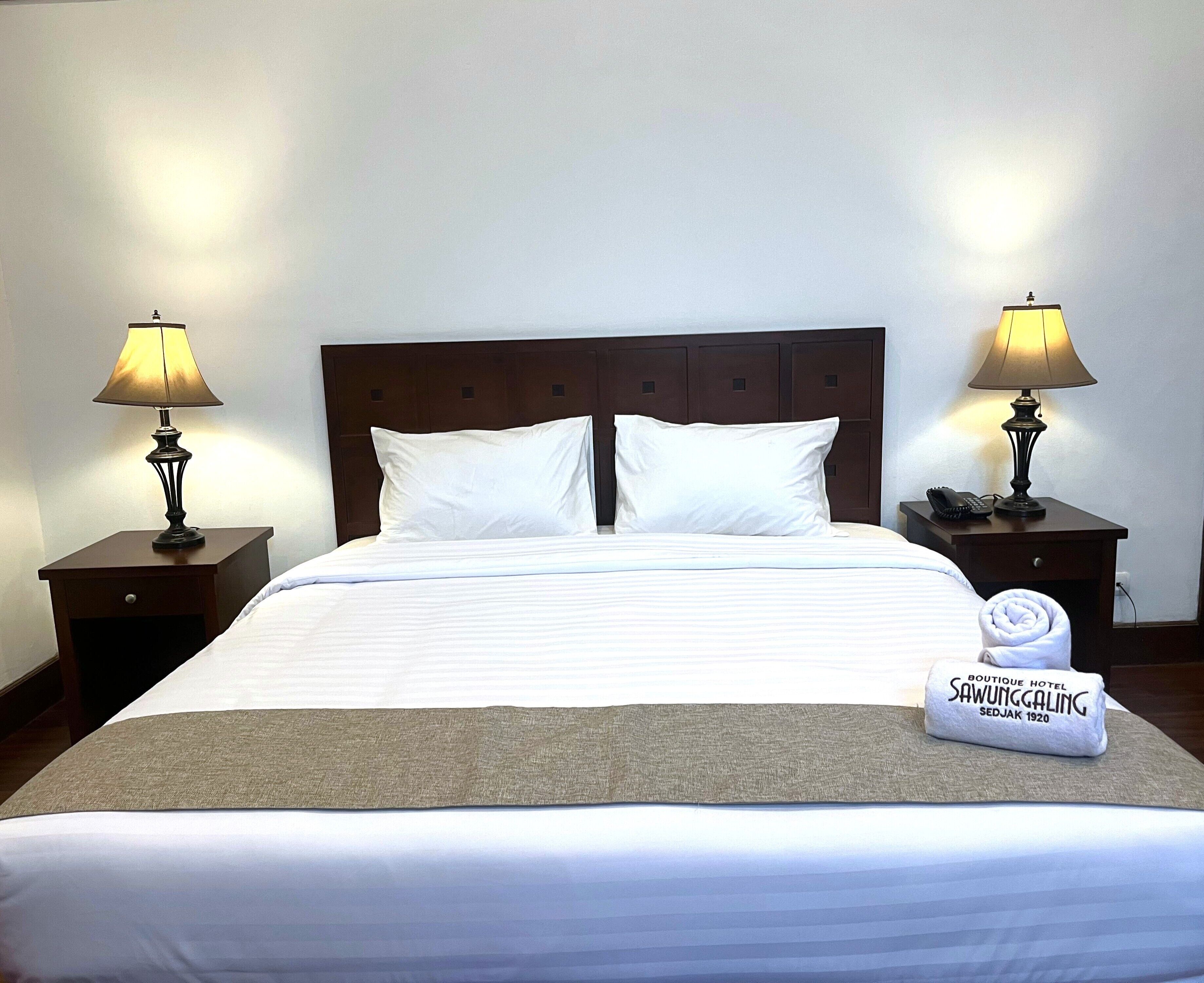 Business Suite, 1 King Bed, Non Smoking, City View | Desk, laptop workspace, iron/ironing board, free WiFi