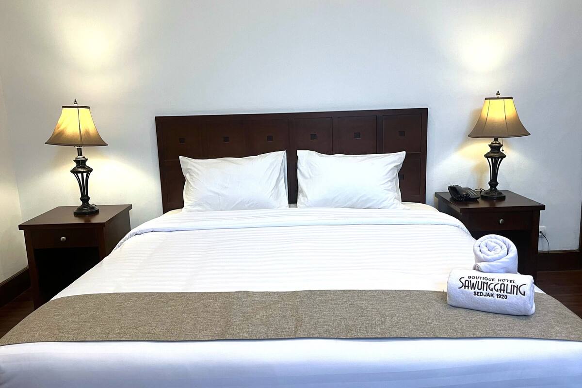 Business suite, 1 kingsize bed, niet-roken, uitzicht op de stad | Een bureau, een laptopwerkplek, een strijkplank/strijkijzer, gratis wifi