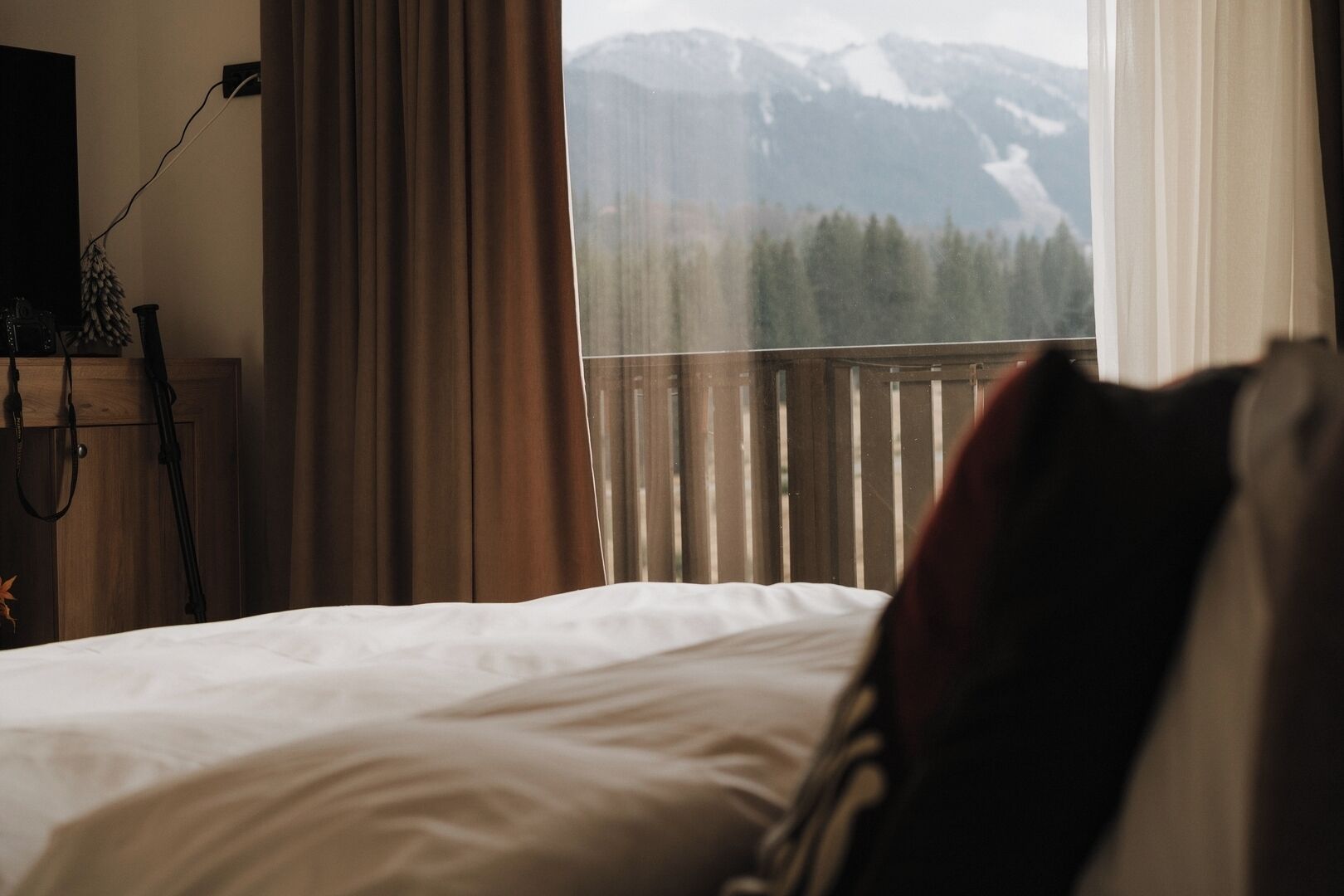 Een strijkplank/strijkijzer, wifi, beddengoed