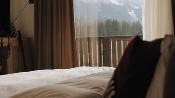 Een strijkplank/strijkijzer, wifi, beddengoed