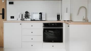 Frigorifero, microonde, forno, piano cottura