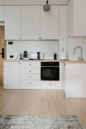 Frigorifero, microonde, forno, piano cottura