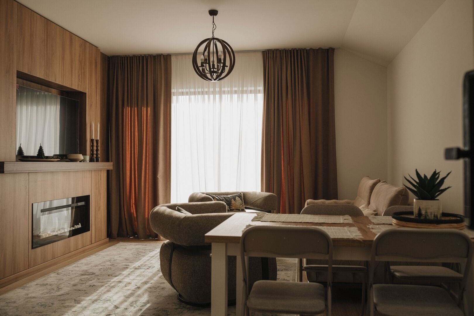 Televisie en een open haard