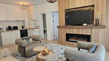TV, fireplace