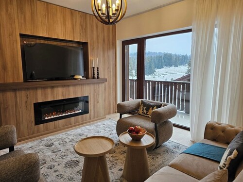 Mountain Wisper Chalet w fireplace