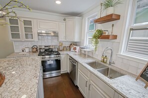 Private kitchen - Wonderful 3-bedroom house with AC in vibrant New Orleans (New Orleans)