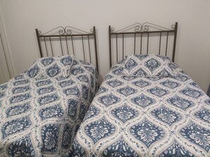 4 bedrooms, internet, bed sheets