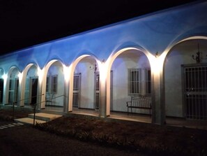 A building with multiple arched windows and a bench outside. - Villa Redentor Via flamingo (Provincia de Guanacaste)