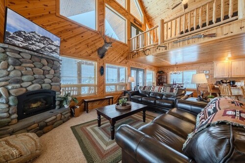 Spacious Mountain Cabin Near Island Park Reservoir/5BR+Loft/Fireplace