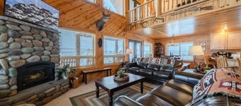 Spacious Mountain Cabin Near Island Park Reservoir/5BR+Loft/Fireplace