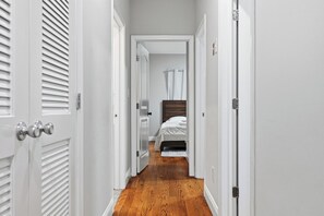 Desk, free WiFi, bed sheets - 4 BR • Vaulted Living • Sleeps 11 (Jersey City)
