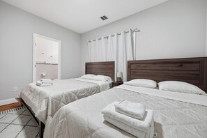 Desk, free WiFi, bed sheets - 4 BR • Vaulted Living • Sleeps 11 (Jersey City)