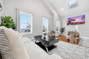 TV - 4 BR • Vaulted Living • Sleeps 11 (Jersey City)
