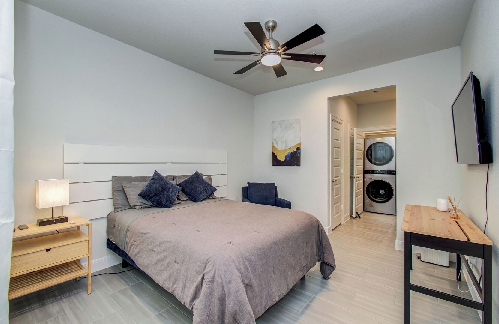 Bureau, fer et planche à repasser, Wi-Fi gratuit, draps fournis