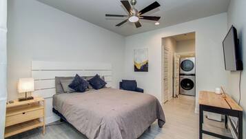 Bureau, fer et planche à repasser, Wi-Fi gratuit, draps fournis