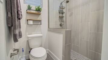 Sèche-cheveux, serviettes fournies