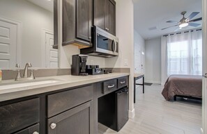 Desk, iron/ironing board, free WiFi, bed sheets - Near NRG Park • Pool Access • Sleeps 2 (Houston)