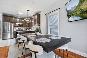 Dining - 3 BR • Full Kitchen • Sleeps 8 (Jersey City)