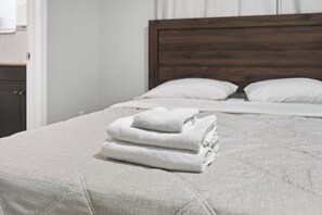 Escritorio, tabla de planchar con plancha, wifi gratis y ropa de cama 