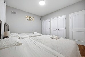 Desk, iron/ironing board, free WiFi, bed sheets - 3 BR • Full Kitchen • Sleeps 8 (Jersey City)