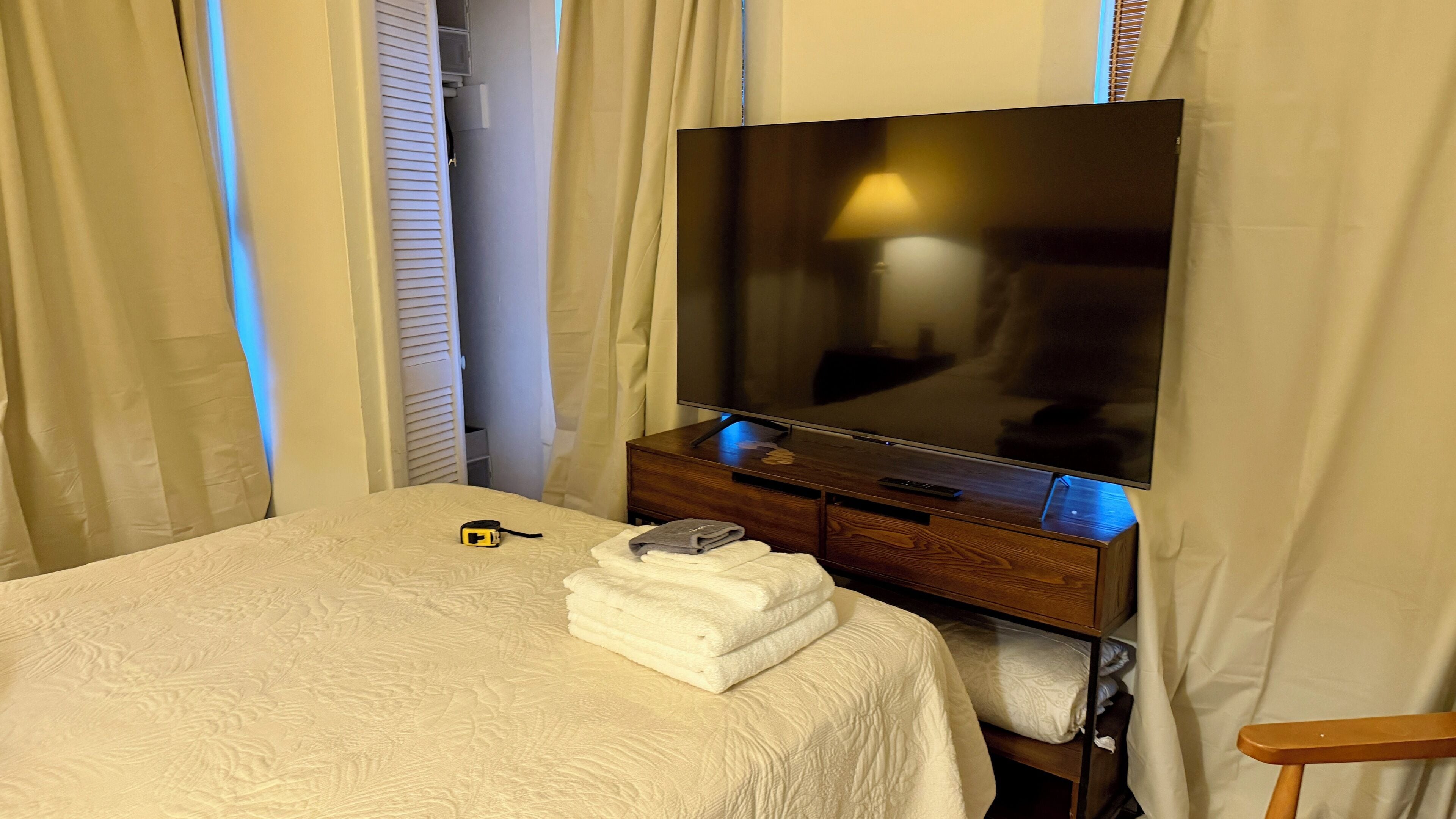 Nhà tiện nghi đơn giản | Màn/rèm cản sáng, bàn ủi/dụng cụ ủi quần áo 