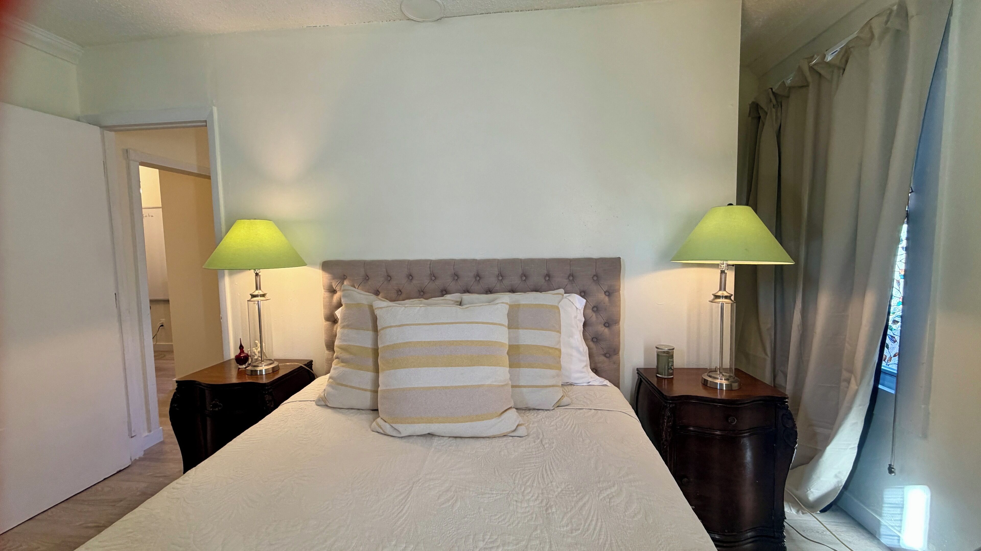 Cortinas blackout, tabla de planchar con plancha y wifi gratis 
