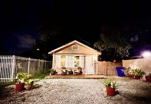 Vista frontal de la propiedad