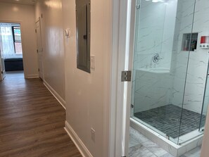 Shower, towels, soap, toilet paper - P3E. Near MET Peaceful 2-bedrooms 2 bathrooms entire apartment. (Philadelphia)