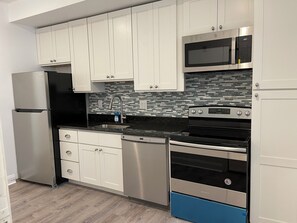 Private kitchen - P3E. Near MET Peaceful 2-bedrooms 2 bathrooms entire apartment. (Philadelphia)