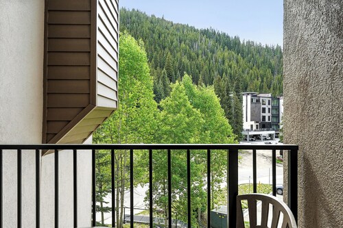 Ski in/ski out condo at Winter Park - cozy slopeside with pool, hot tub & more