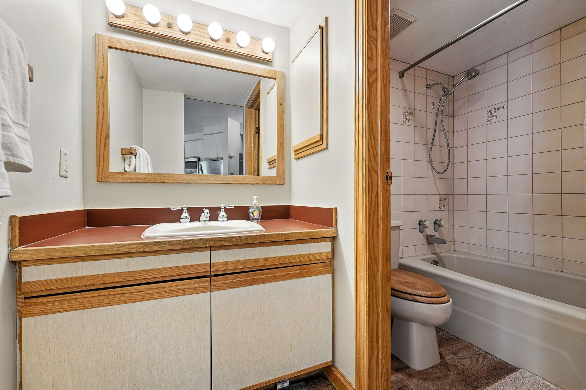 Serviettes fournies, savon, papier toilette