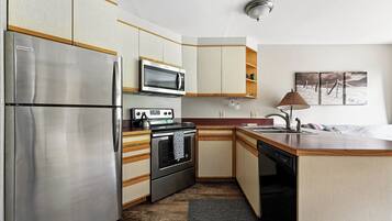 Een magnetron, een oven, een kookplaat, een vaatwasser