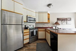 Een magnetron, een oven, een kookplaat, een vaatwasser