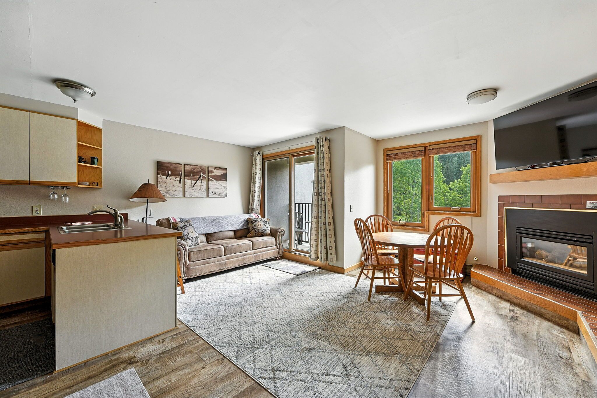 Een televisie en een open haard