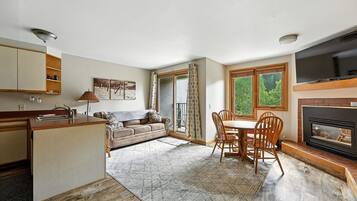 Een televisie en een open haard